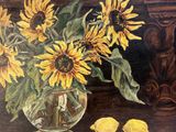 un tableau représentant des tournesols et des citrons dans un vase posé sur une table