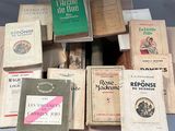 un grand nombre de livres posés sur une table