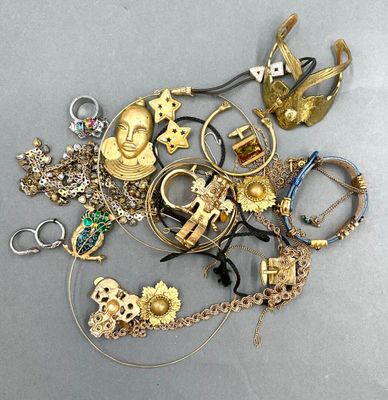un tas de bijoux en or et en argent posés sur une table