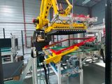 une machine qui fonctionne sur un tapis roulant dans une usine