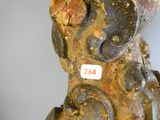 un gros plan sur la statue d'un chien portant une médaille