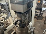 une image représentant une machine placée au milieu d'une pièce