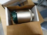 une boîte contenant un objet métallique