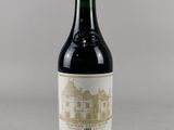 une bouteille de vin posée sur une table à côté d'une bouteille de vin