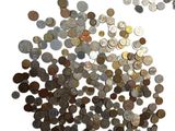 une pile de pièces de monnaie sur une surface blanche