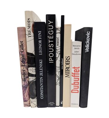 une pile de livres empilés les uns sur les autres