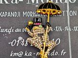 une photo d'une broche représentant une grenouille avec un chapeau et un parapluie