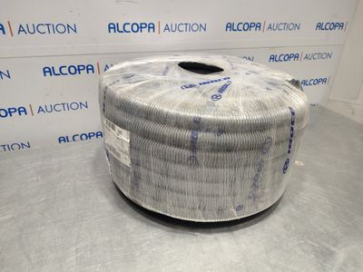 une photo montrant un rouleau de tissu emballé dans du plastique posé sur une table