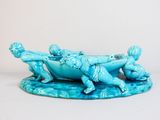 une figurine bleue représentant un homme et une femme dans une baignoire