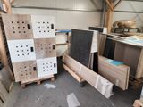 plusieurs pièces de bois sont empilées sur des palettes dans un entrepôt