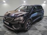 la voiture noire est garée sur un sol en damier dans le garage