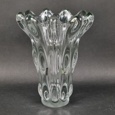 un vase en verre posé sur une table