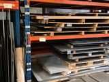 une grande pile d'étagères dans un entrepôt, composée de nombreux types de bois différents