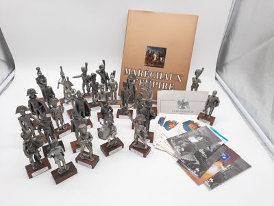 un grand nombre de figurines posées sur une table