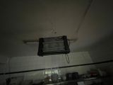 une cage à oiseaux suspendue au plafond d'une cuisine