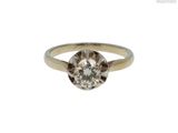 gros plan d'une bague en diamant sur fond blanc