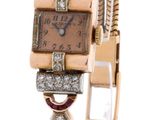 une photo d'une montre-bracelet pour femme sertie de diamants