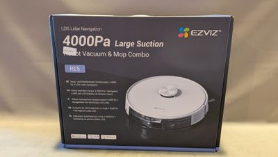 une photo d'un carton contenant un aspirateur posé sur une table