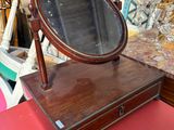 un miroir posé sur une table rouge