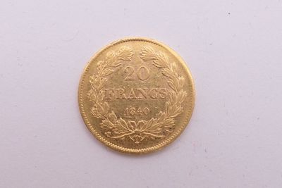une image d'une pièce d'or sur une surface blanche