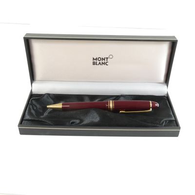 le stylo se trouve dans la boîte et est prêt à être déballé