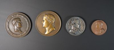 trois médailles en or et en argent représentant un homme et une femme