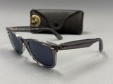 une paire de lunettes de soleil posée sur une table, à côté d'un étui