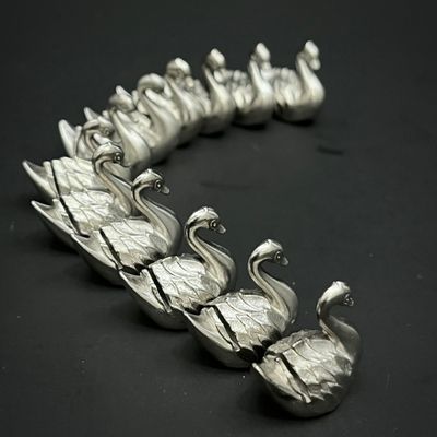 un bracelet en argent orné d'une volée d'oiseaux