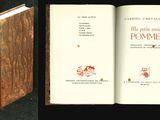 un livre ouvert posé sur une table à côté d'un livre