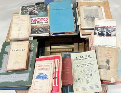une pile de vieux livres posés sur une table