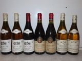 plusieurs bouteilles de vin sont alignées sur un comptoir