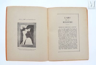 un livre ouvert sur lequel figure l'image d'une femme en robe