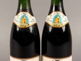 deux bouteilles de vin posées l'une à côté de l'autre sur une table