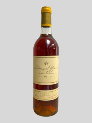 l'image d'une bouteille de vin posée sur une table