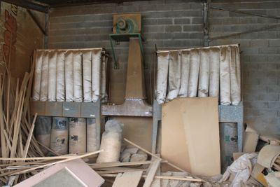 un tas de bois au milieu d'une pièce