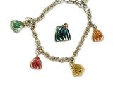 un gros plan d'un bracelet orné de breloques sur fond blanc