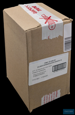 une boîte en carton avec un autocollant sur le côté