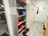 une pièce où il y a tout un tas de chaussures sur les étagères