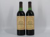 deux bouteilles de vin posées l'une à côté de l'autre sur une table