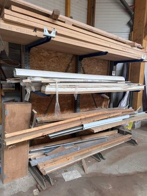 plusieurs pièces de bois sont empilées dans un garage