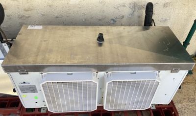 deux climatiseurs posés sur une palette