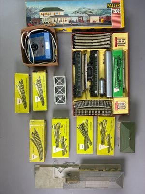 une boîte de rails de train et une boîte de rails de train