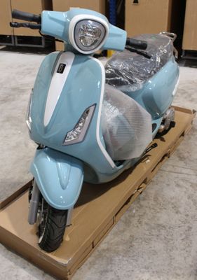 un scooter posé sur une boîte posée par terre