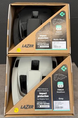 deux boîtes contenant chacune un casque, posées sur une table