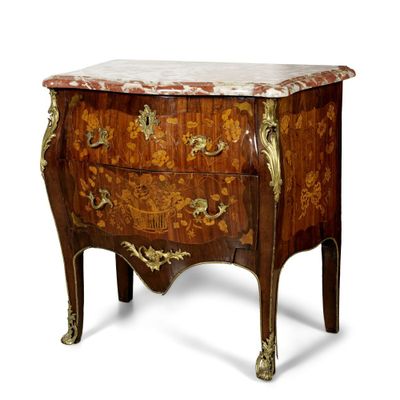 une petite commode avec un plateau en marbre