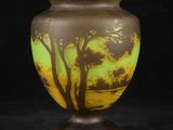 un vase sur lequel figure l'image d'un arbre
