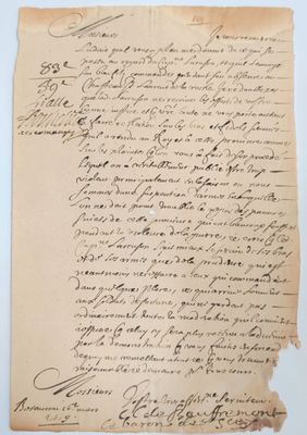 une feuille de papier sur laquelle figurent des notes manuscrites, posée sur une table