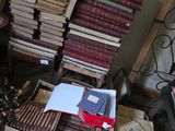 une pile de livres posée par terre à côté d'une autre pile de livres