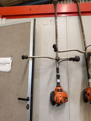 deux outils électriques suspendus au plafond d'un immeuble