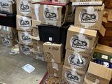 de nombreux cartons empilés sur le sol